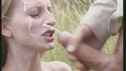 Une fille taquine en lingerie avale du un film porno français sperme après un coup de canapé